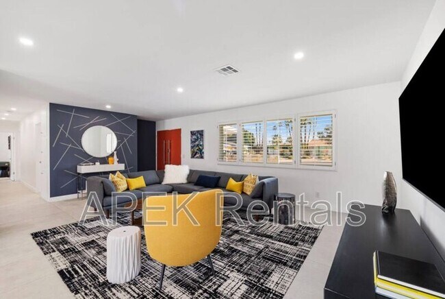 Building Photo - 945 N Buttonwillow Cir