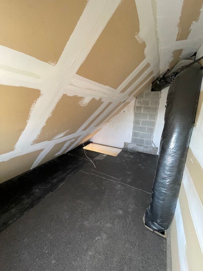 Building Photo - UPDATED 1 BED 1 BATH 2ND FLOOR APARTMENT