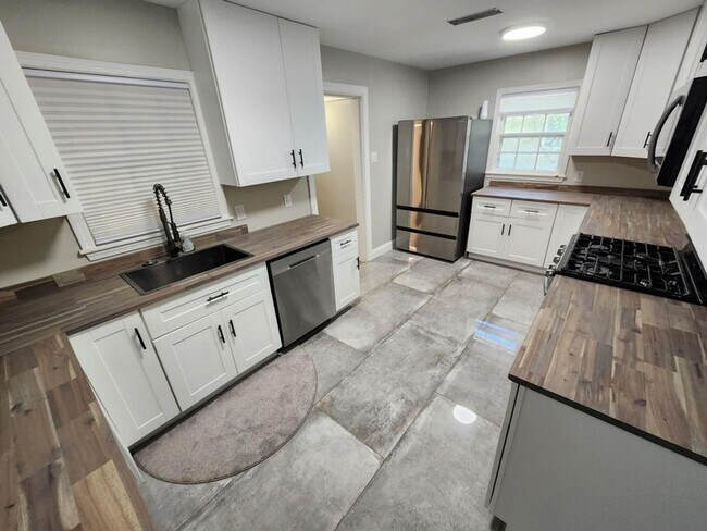 Building Photo - Richland Elementary District - 4 Bedroom Home
