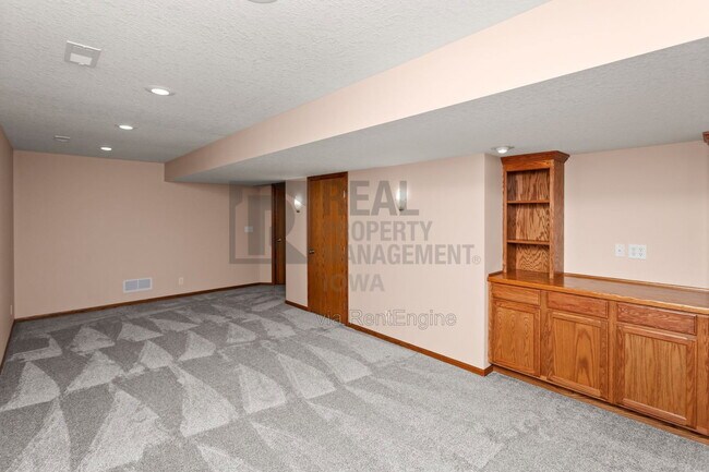 Building Photo - 8912 Highland Oaks Dr