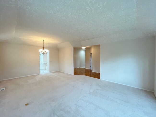 Building Photo - Clackamas Ranch 3 bedroom 2 bathroom - W/D...