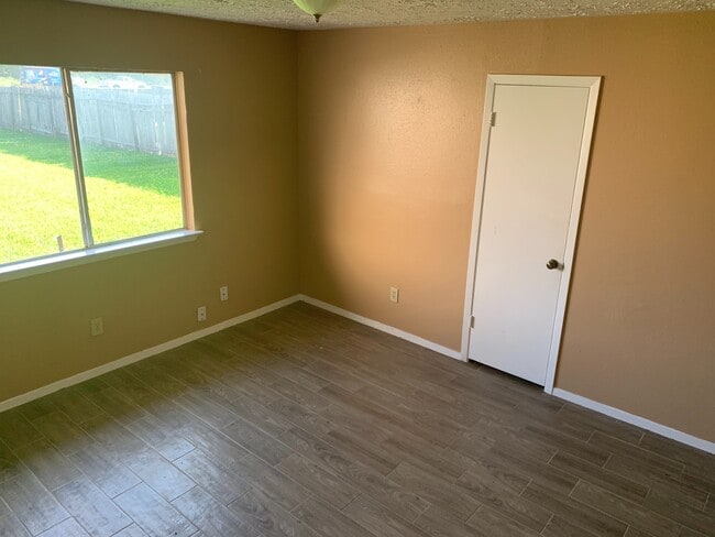 Building Photo - Southwest Houston 2 bedroom Brick Duplex w...