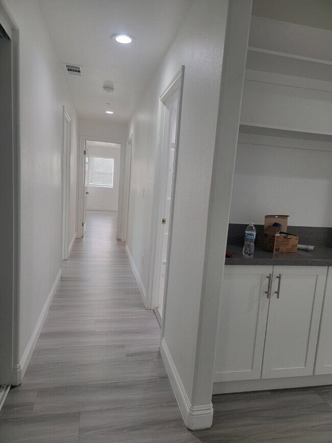 Building Photo - New Gas Range & Refrigerator.  Spacious rooms, private yard and RV parking.  Must see - Won't las...