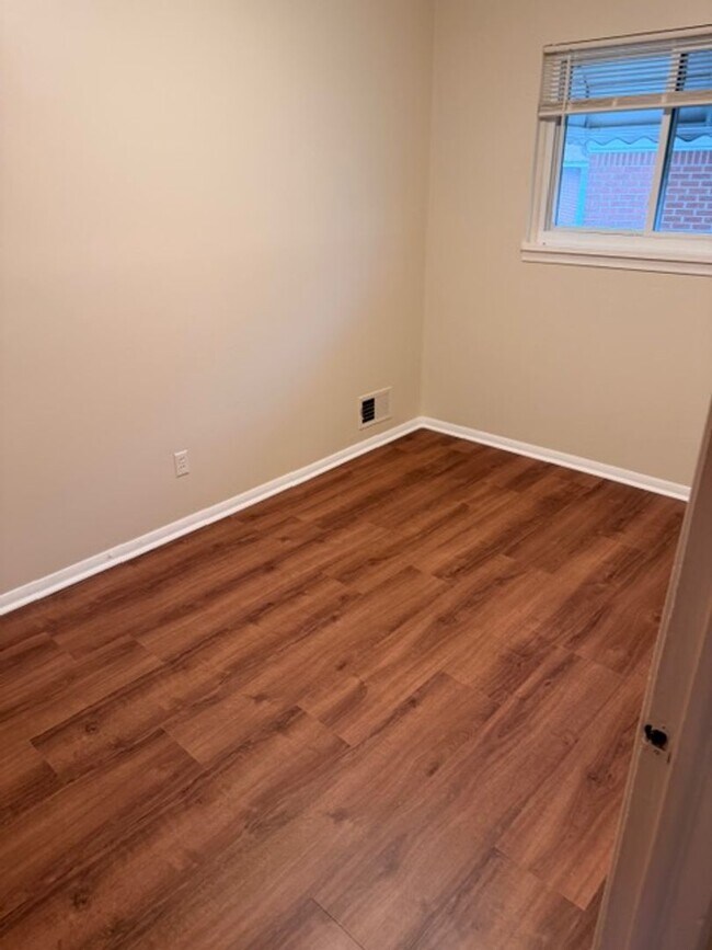 Building Photo - Freshly Transformed 3 Bed Home with Modern Upgrades!