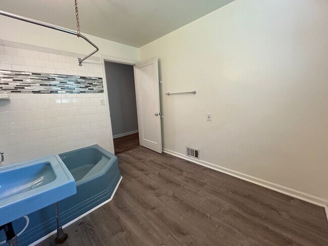 Building Photo - 2 Bed, 1.5 Bath Home with Basement and Sunroom