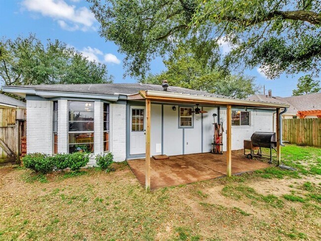 Building Photo - 2528 Village Cir Dr