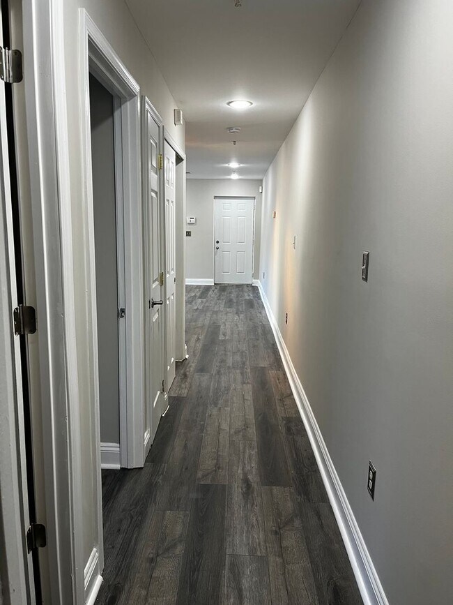 Building Photo - Renovated 2-Bedroom Apartment!!