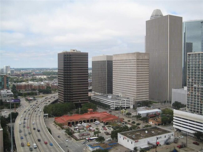 Building Photo - 2016 Main St