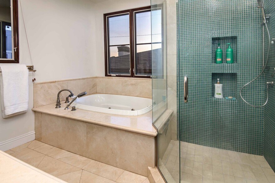 Building Photo - 319 33rd St