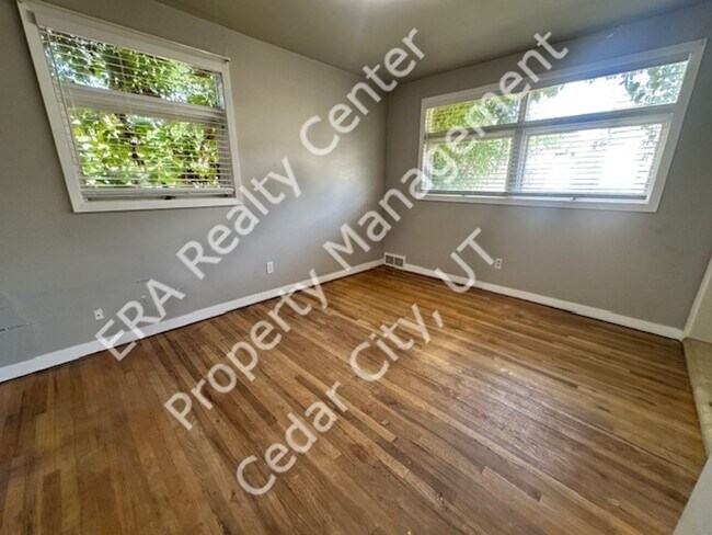 Building Photo - Move in Discount! Charming Ranch Style Single Family Home