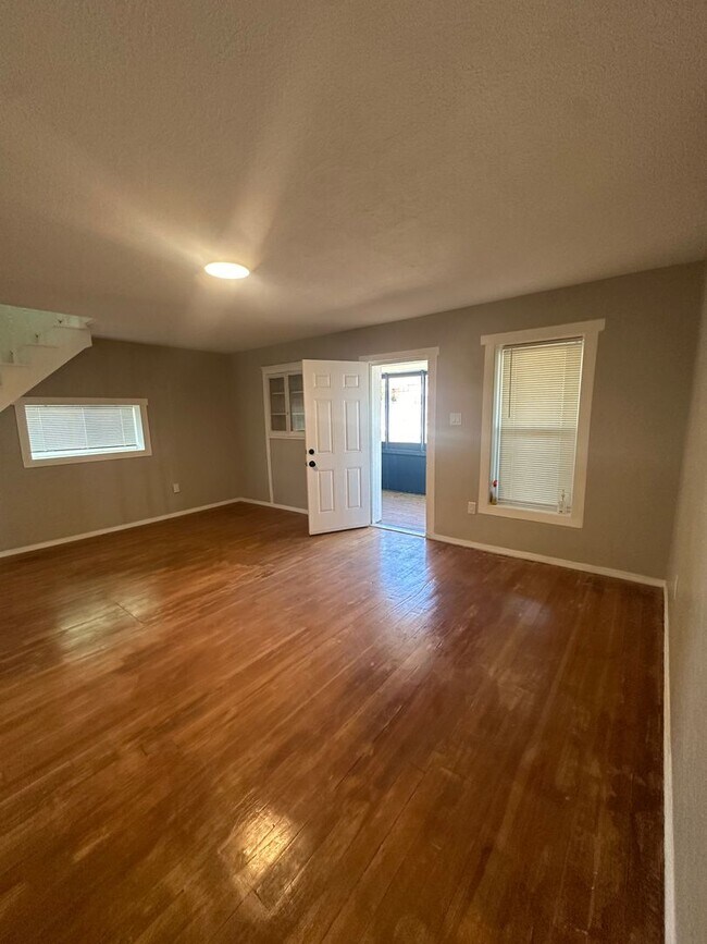 Building Photo - 3 bedroom 1 bath house