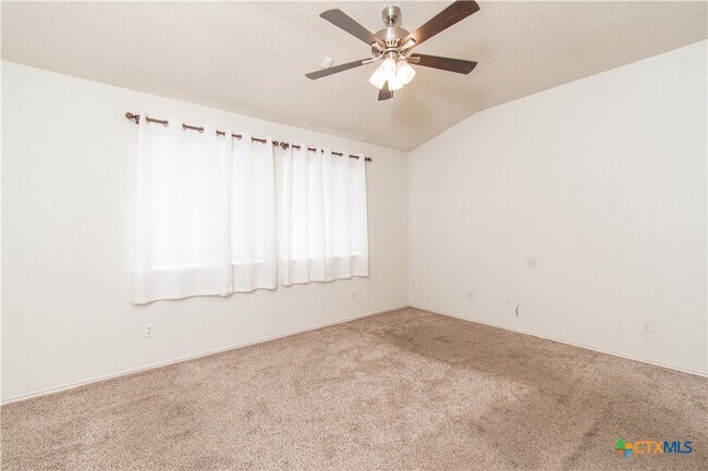 Building Photo - 5104 Glenoak Dr