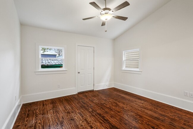 Building Photo - Gorgeous 2BD/2BA Uptown