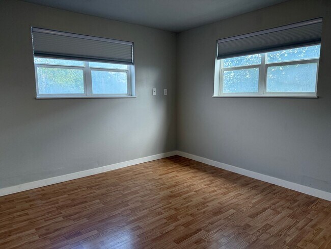 Building Photo - Spacious 3 Bedroom Home with Large Yard & 2-Car Garage