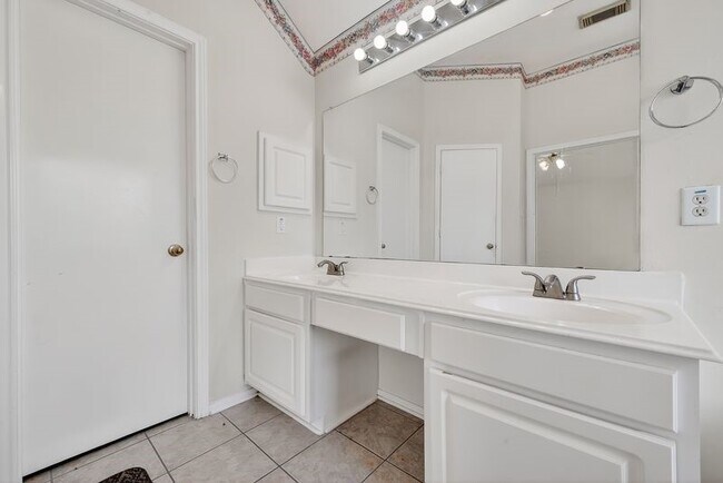 Building Photo - 15903 Timber Chase Dr