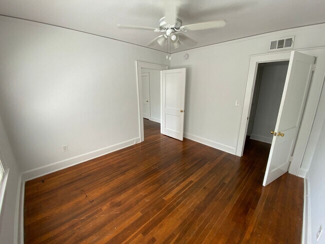 Building Photo - 702 Maupas Ave