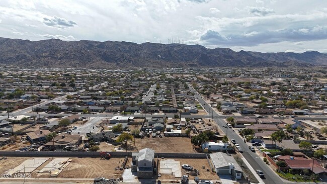Building Photo - 921 E Desert Ln