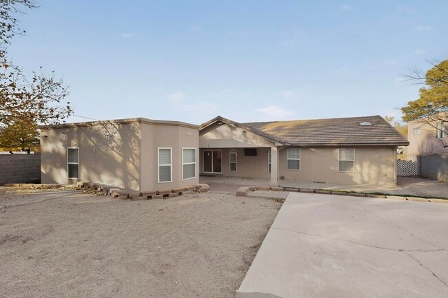 Building Photo - FOUR HILLS Executive Rental 4/5 BD 4/BA