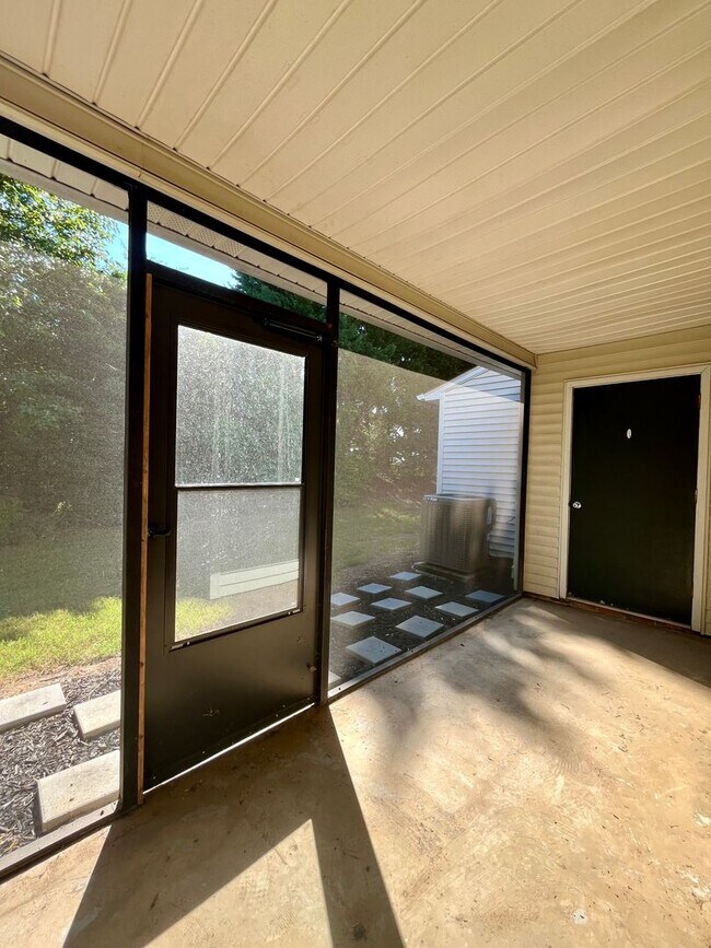 Building Photo - Charming 2 Bedroom Townhouse