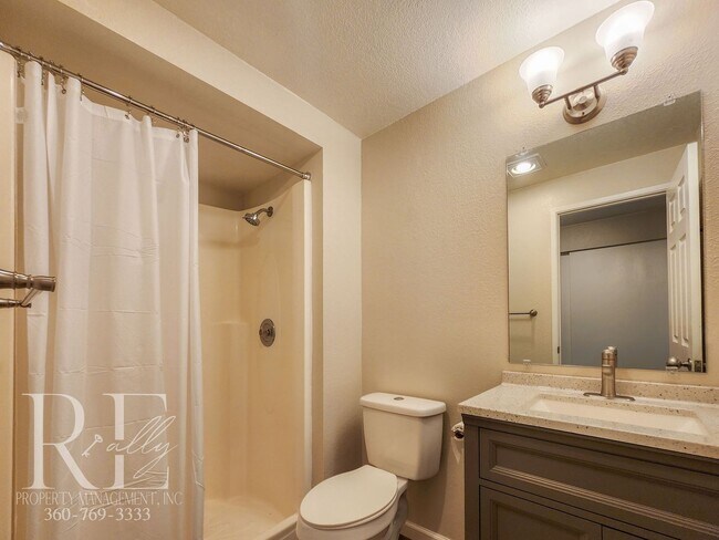 Building Photo - Spacious Tri-Level in East Bremerton | Cor...