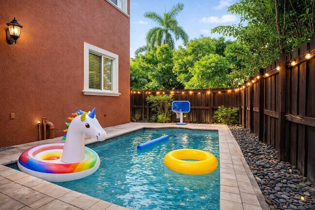 Building Photo - 1705 NE 11th St