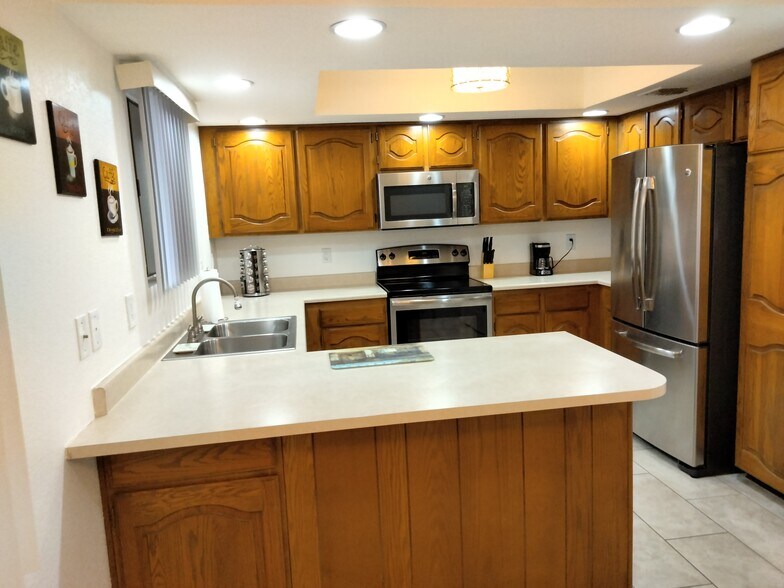 Building Photo - 4303 E Cactus Rd