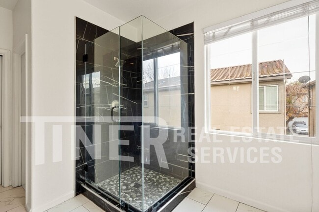 Building Photo - 5 Mantauk Point Pl