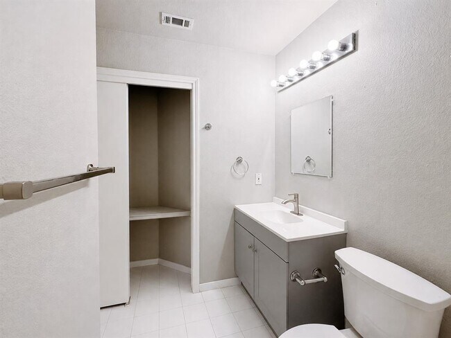 Building Photo - 1581 Parkfield Cir