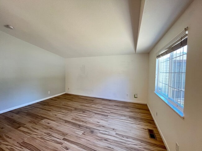 Building Photo - This Adorable 3 Bed / 2.5 Bath Ranch Style Homes Offers A Large Backyard and Beautiful Natural Li...