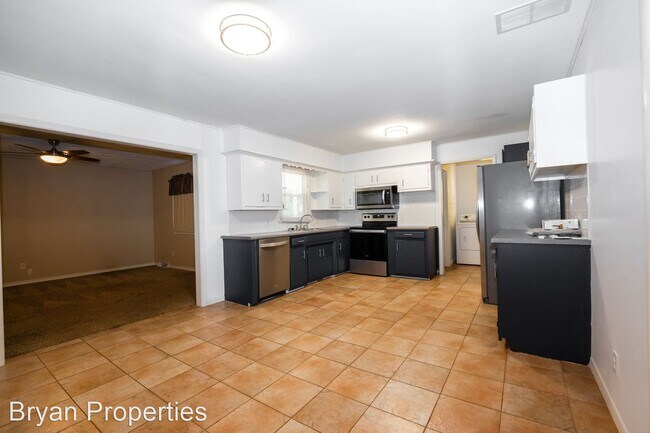 Building Photo - 3 br, 2 bath House - 2825 S. Stewart Ave