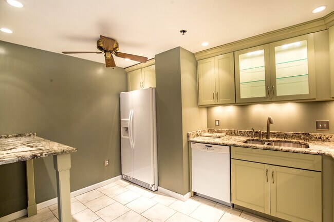 Eat in kitchen with granite breakfast bar - 960 Fell St