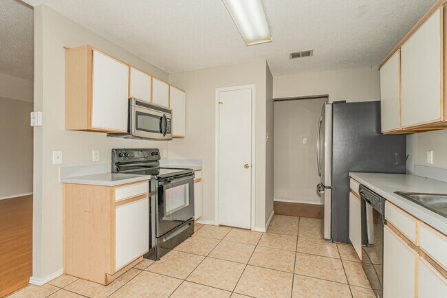 Building Photo - 537 Bailey St