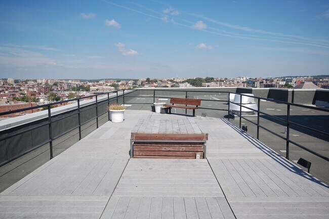 Building Photo - Top-Floor 1BR/1BA in Iconic Dupont Circle ...