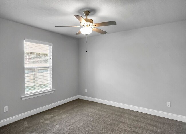 Building Photo - Stunning Rental in Navarre!
