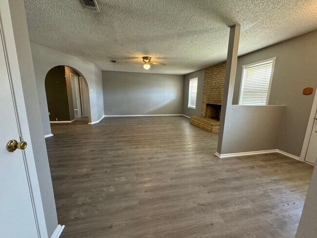 Building Photo - 3 bedroom 2 bath Refreshed