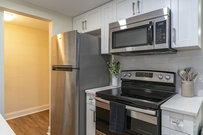 Building Photo - BEAUTIFUL UNIT JUST 5 MINUTE WALK TO DOWNTOWN