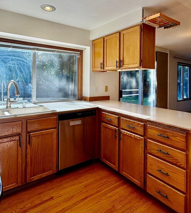 Building Photo - 4 Bed / 2.5 Bath Education hill in Redmond 2-story home $4,095/month