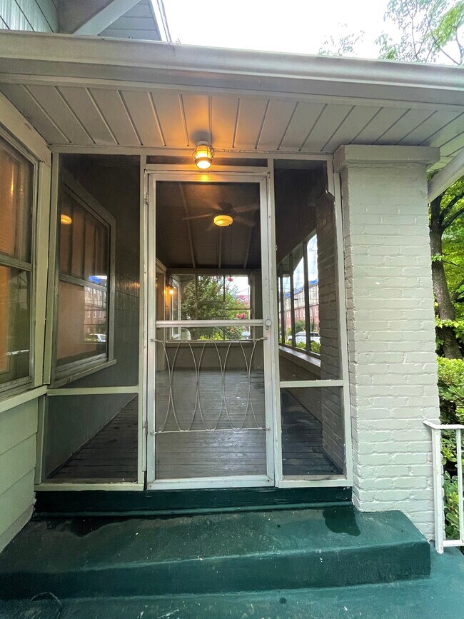 Screened in porch - 908 Oxmoor Rd