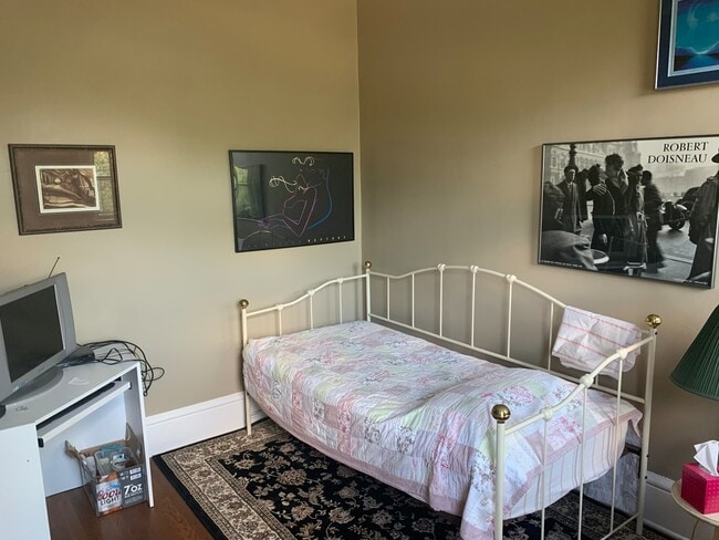 Building Photo - Beautiful 3 Bed / 2.5 Bath Summit Ave Cond...