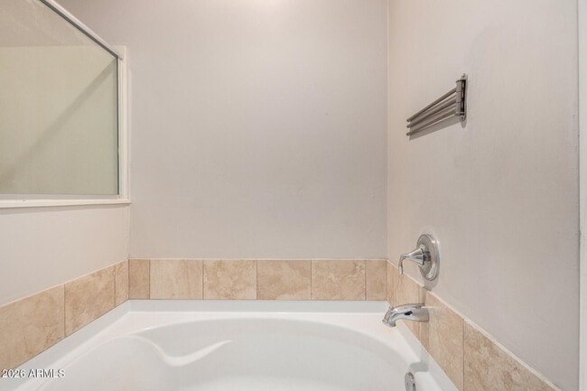 Building Photo - 945 E Playa Del Norte Dr