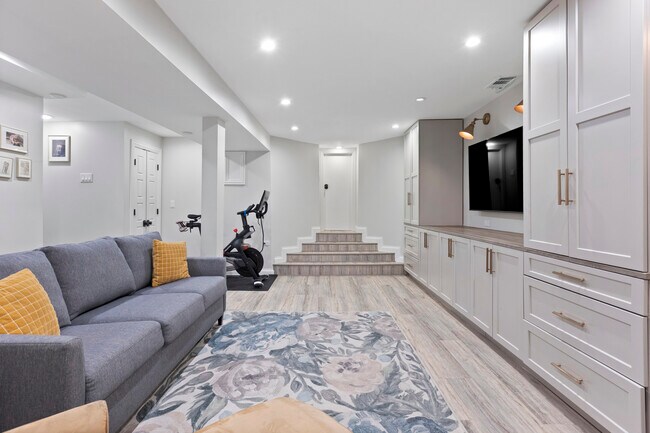 Building Photo - 3438 N Paulina St