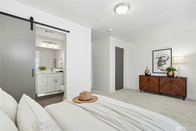 Building Photo - Spacious Richmond Highlands Retreat with Modern Updates & Flexible Living