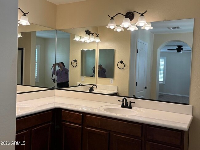 Building Photo - 948 S Huish Dr