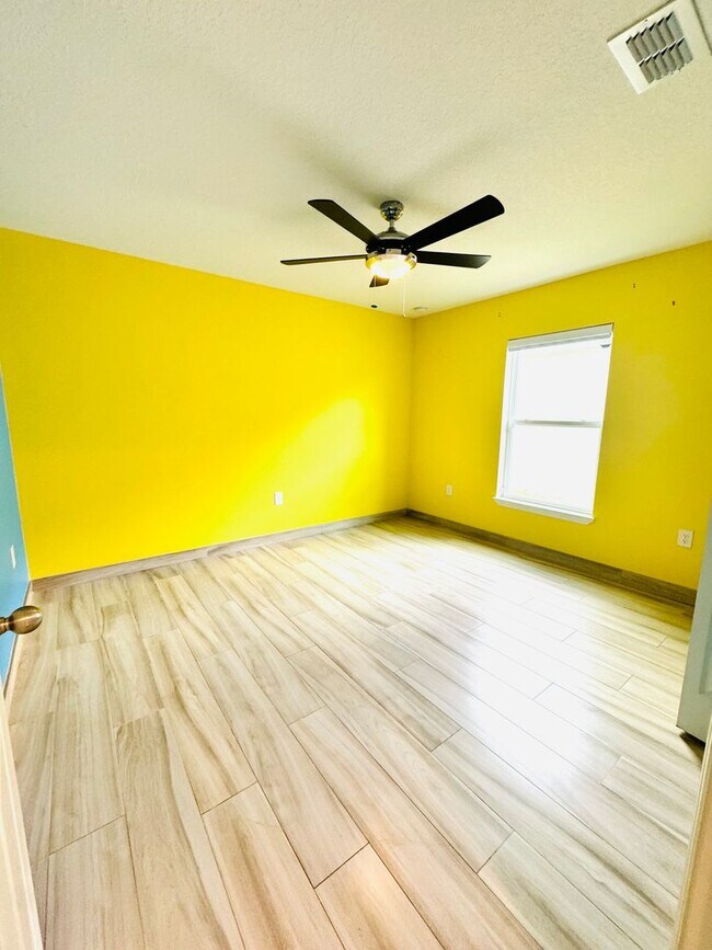 Building Photo - Beautiful 4-Bed, 2-Bath Home in a Prime Location!