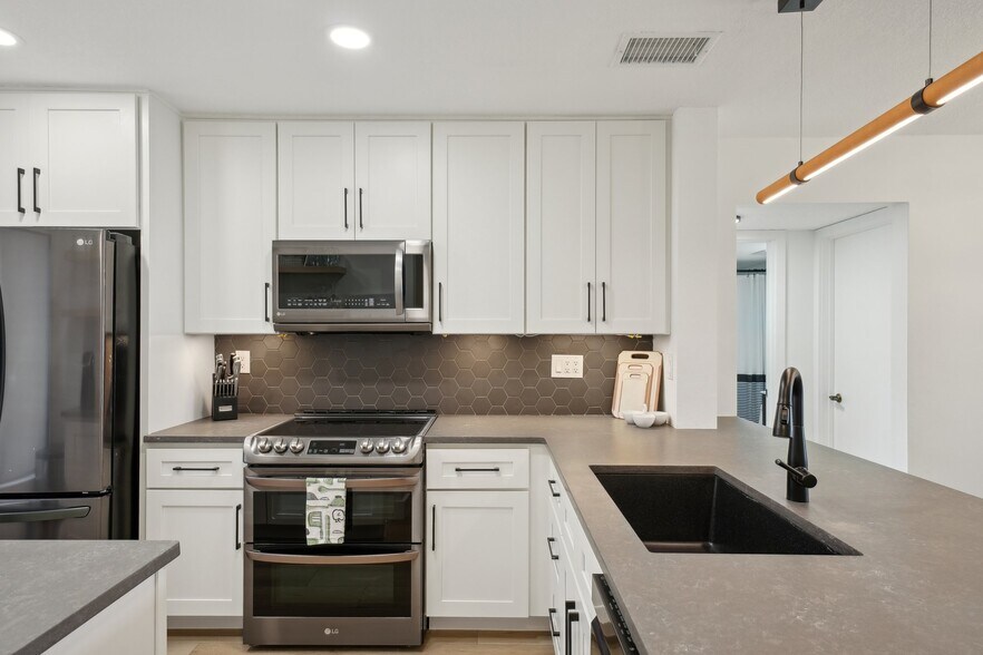 Building Photo - 6277 Bahia del Mar Blvd