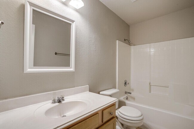 Building Photo - Spacious 4 Bed, 2 Bath Home in Ranch at Ea...