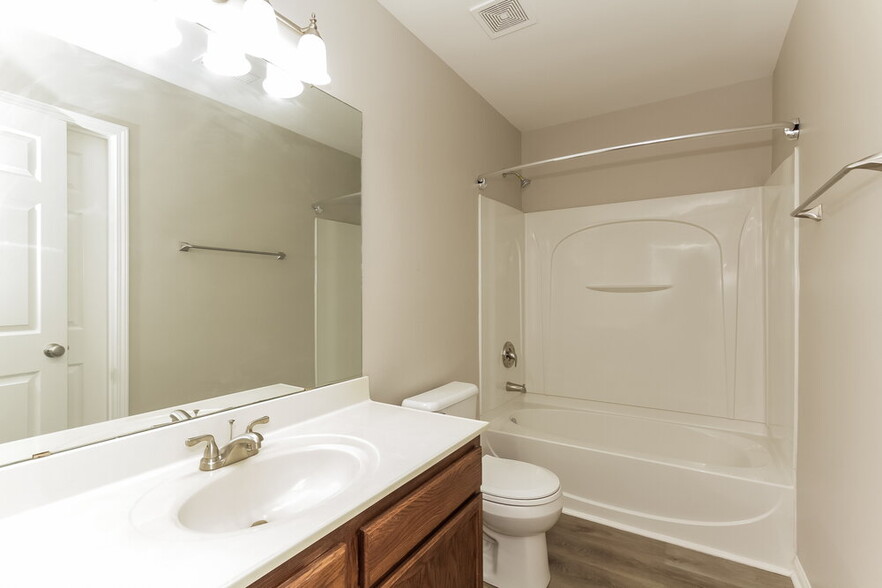 Building Photo - 460 Riverglen Dr NW