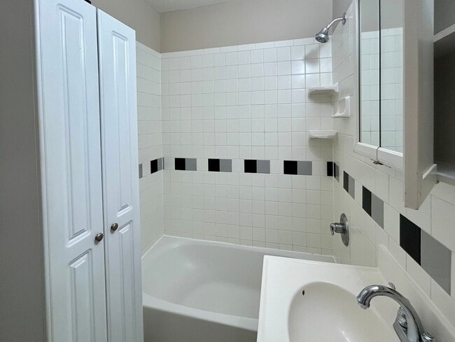 Building Photo - 2 Bedroom in SW Wichita, KS