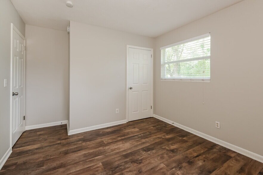 Building Photo - 2219 Limoges Dr E