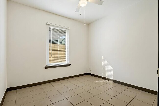 Building Photo - 904 Plateau Cir